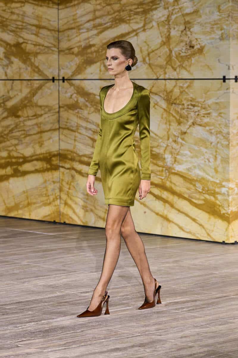 ワンピース Saint Laurent SS24 Vestito drappeggiato (729750 Y5G985551) Saint Laurent: Ready-To-Wear SS24 - 10 Magazine